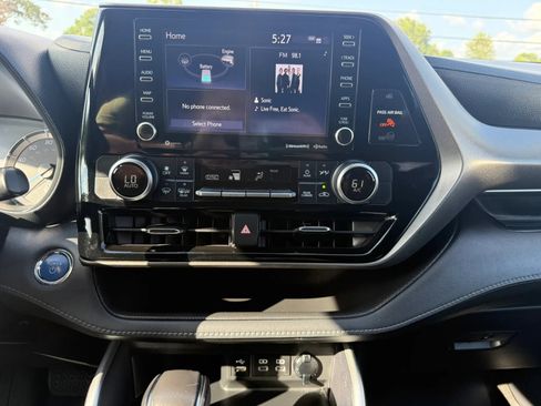 Used 2022 Toyota Highlander LE AWD/4WD image 11