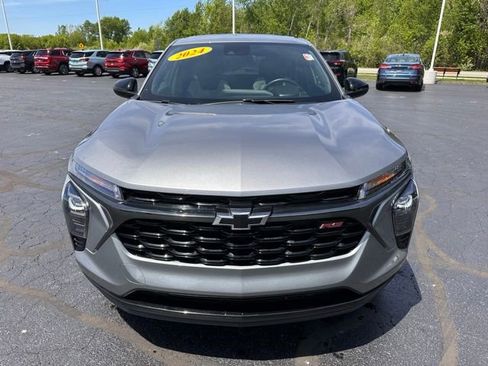 Used 2024 Chevrolet Trax RS w/ Sunroof Package FWD image 8