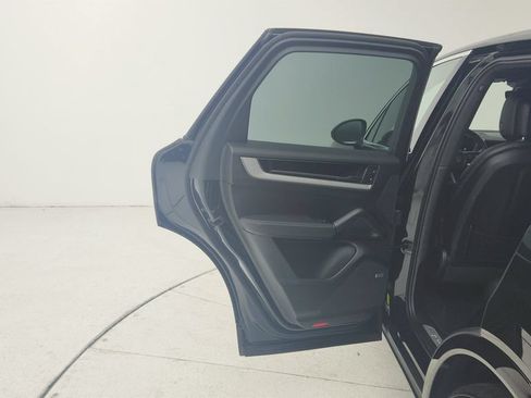 Used 2025 Porsche Cayenne AWD/4WD image 17