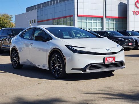 Used 2025 Toyota Prius XLE image 2