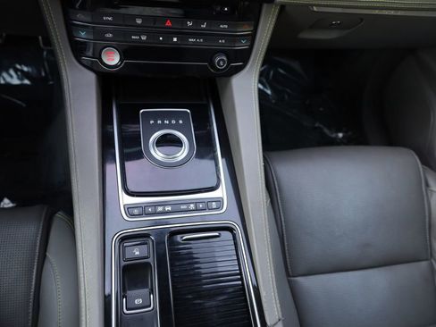 Used 2018 Jaguar F-PACE R-Sport image 28