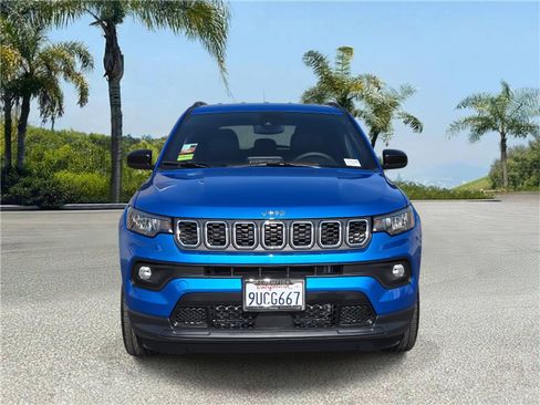 Used 2025 Jeep Compass Latitude image 3