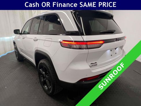 Used 2022 Jeep Grand Cherokee Altitude AWD/4WD image 13
