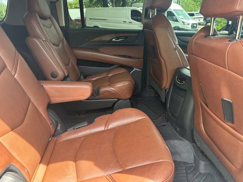 Used 2020 Cadillac Escalade ESV Luxury AWD/4WD image 18