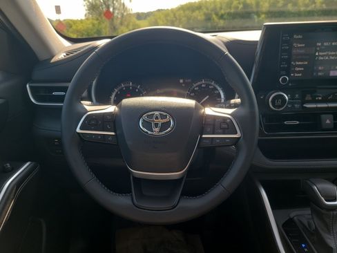 Used 2022 Toyota Highlander XLE AWD/4WD image 31