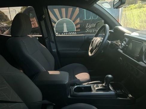 Used 2018 Toyota Tacoma TRD Sport AWD/4WD image 31
