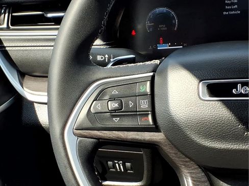 Used 2023 Jeep Grand Cherokee L Limited AWD/4WD image 22