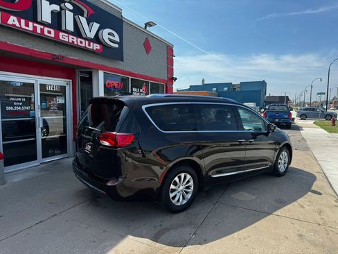 Used 2018 Chrysler Pacifica Touring-L FWD image 3