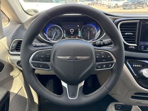Used 2024 Chrysler Pacifica Touring-L FWD image 24