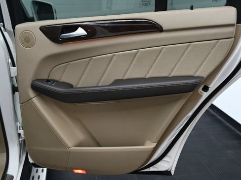 Used 2016 Mercedes-Benz GL 320 BlueTEC 4MATIC w/ Premium I Package image 37