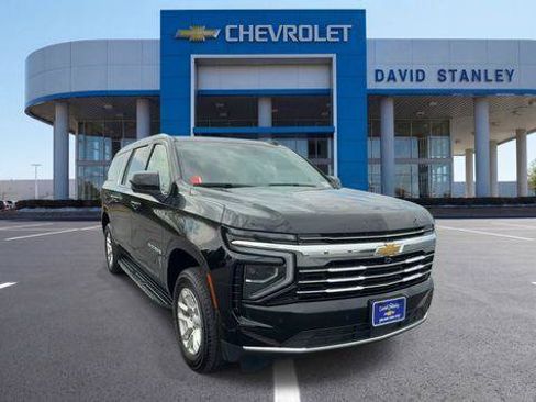 Used 2025 Chevrolet Suburban LT AWD/4WD image 2