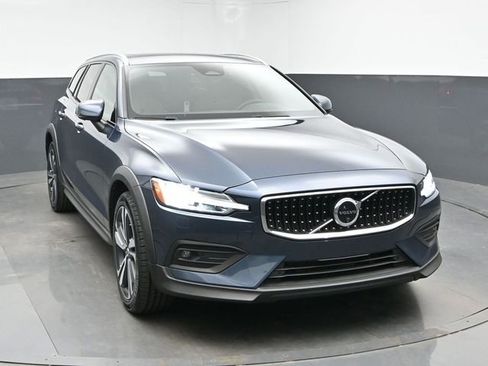 Used 2025 Volvo V60 B5 Cross Country Plus AWD/4WD image 2