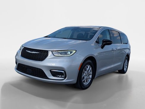 Used 2024 Chrysler Pacifica Touring-L FWD image 5