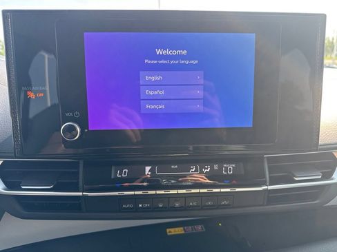 Used 2025 Toyota Sienna LE FWD image 14