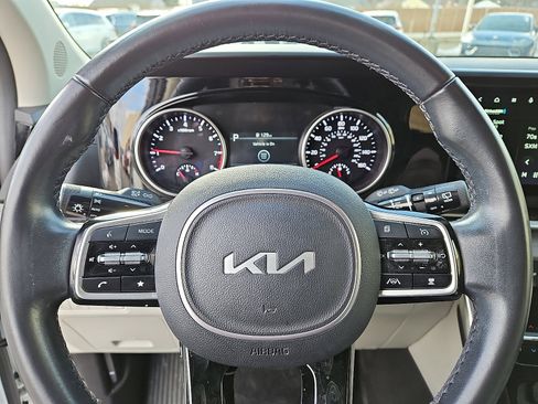 Certified 2023 Kia Carnival EX image 20