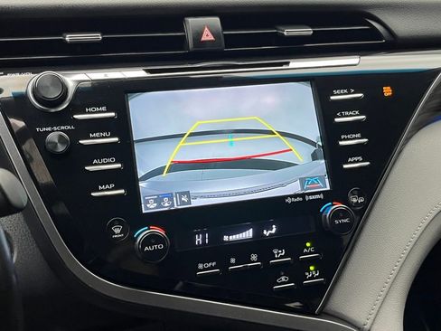 Used 2020 Toyota Camry XLE image 18