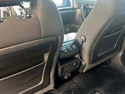 Used 2015 GMC Acadia SLE FWD image 21