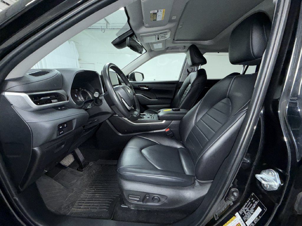 Certified 2024 Toyota Highlander XLE AWD/4WD image 3