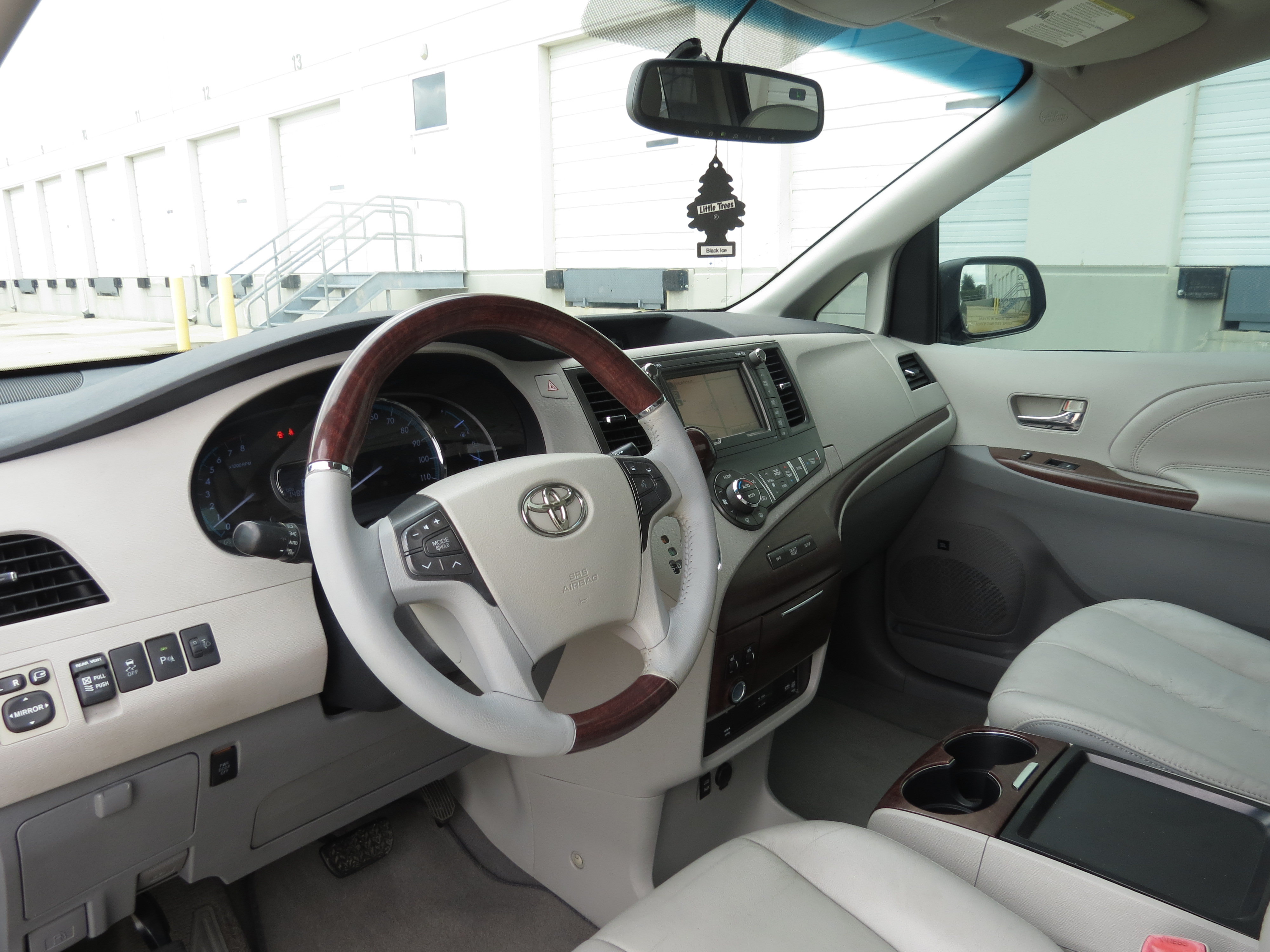 Used 2011 Toyota Sienna Limited w/ Premium Pkg FWD image 26
