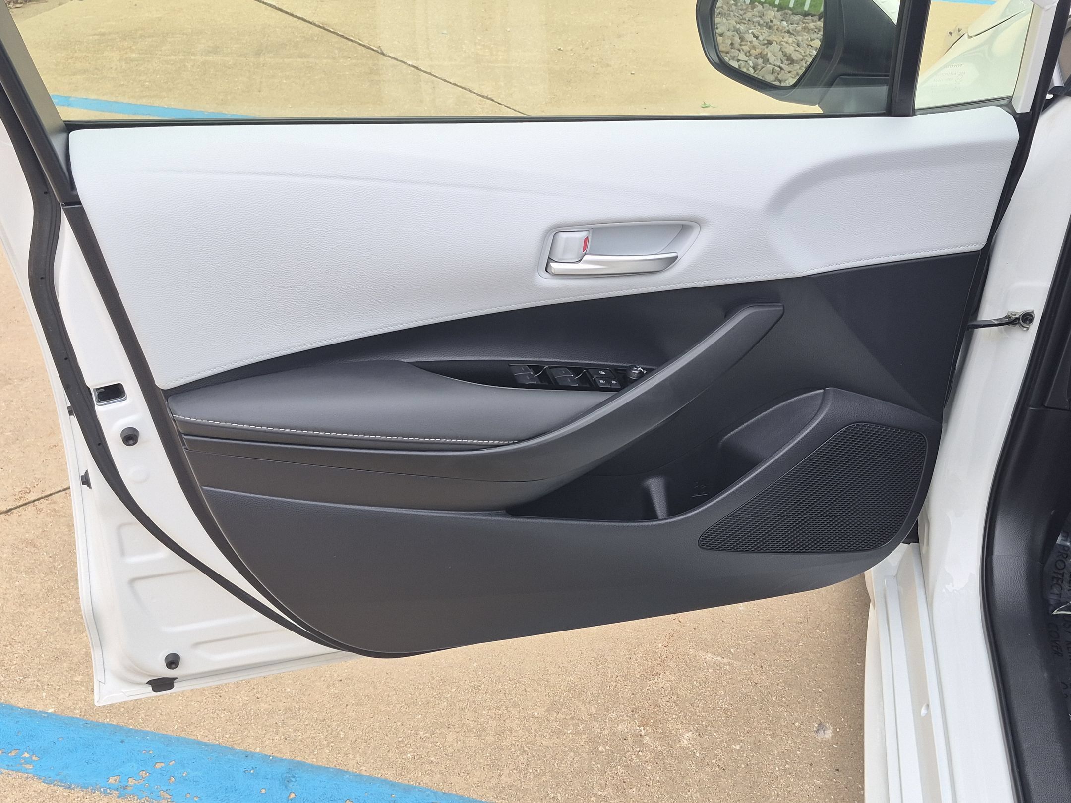 Used 2024 Toyota Corolla SE w/ SE Package FWD image 12