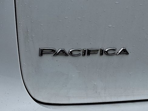 Used 2023 Chrysler Pacifica Touring-L FWD image 30