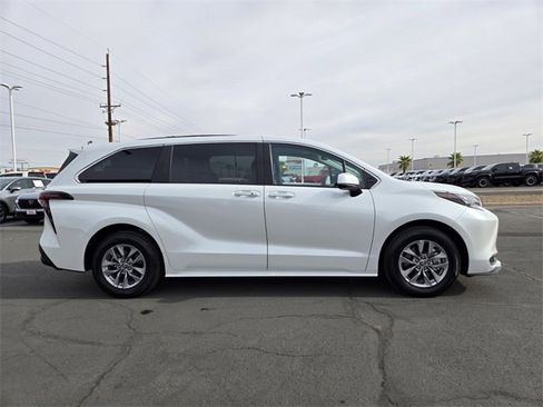 Used 2025 Toyota Sienna XLE image 3