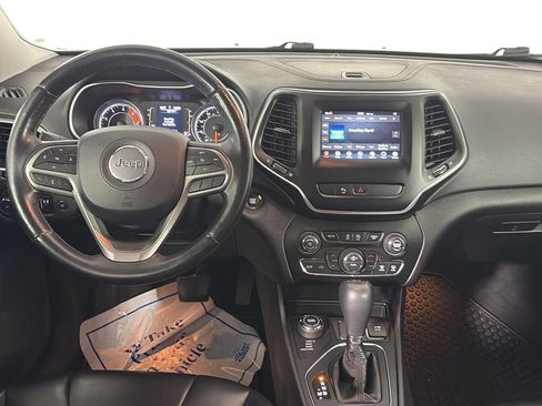 Used 2019 Jeep Cherokee Latitude Plus w/ Comfort/Convenience Group image 17