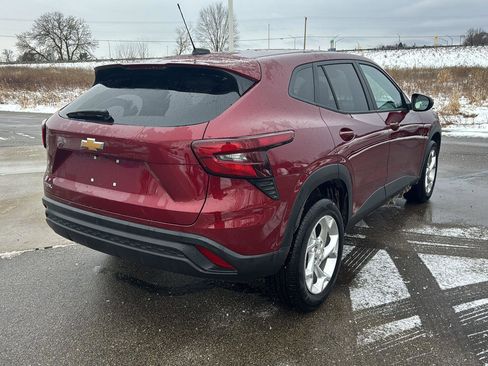 Used 2025 Chevrolet Trax LS w/ LS Convenience Package image 6