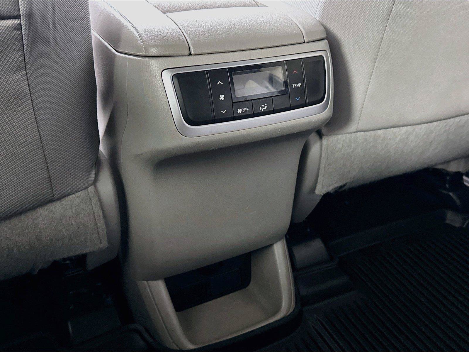 Used 2016 Toyota Highlander LE AWD/4WD image 30