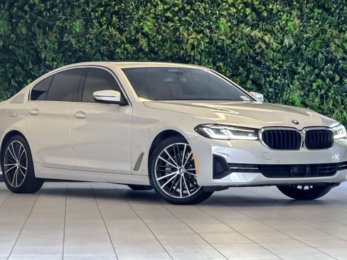 Used 2022 BMW 530i w/ Premium Package RWD image 2