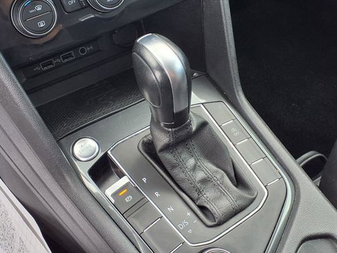 Used 2020 Volkswagen Tiguan SE image 18