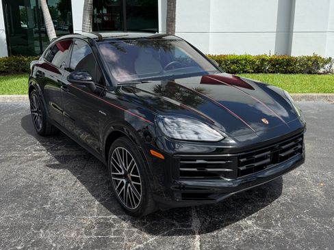 Used 2025 Porsche Cayenne S AWD/4WD image 7