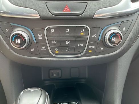 Used 2018 Chevrolet Equinox Premier image 17