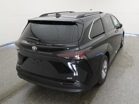 New 2026 Toyota Sienna XLE image 19