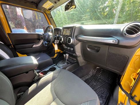 Used 2015 Jeep Wrangler Unlimited Sahara w/ Connectivity Group AWD/4WD image 43