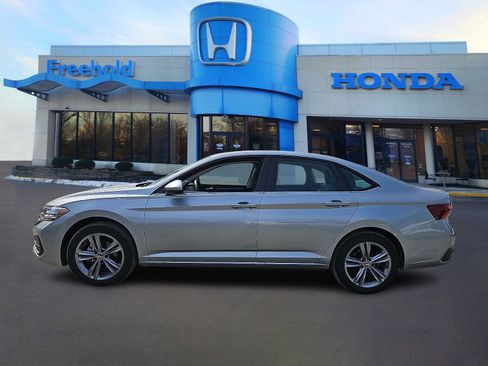 Used 2023 Volkswagen Jetta SE FWD image 4