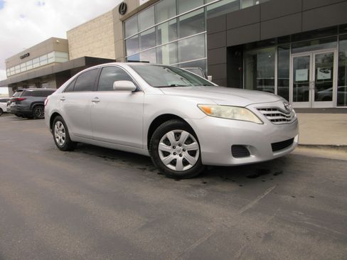 Used 2010 Toyota Camry LE image 14