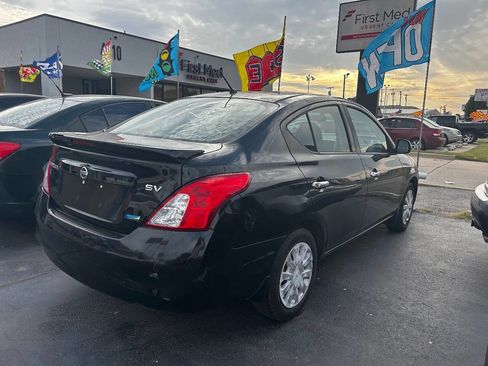 Used 2014 Nissan Versa SV image 3