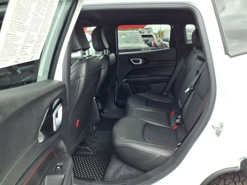 Used 2025 Jeep Compass Trailhawk AWD/4WD image 11