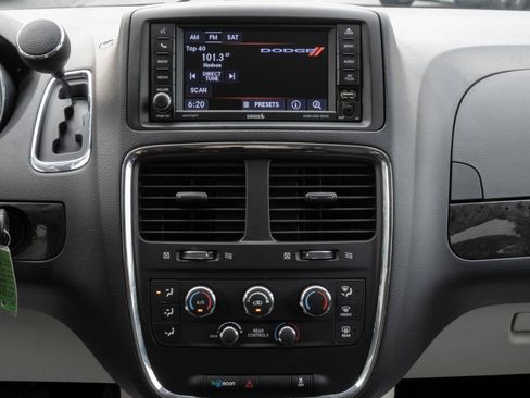 Used 2018 Dodge Grand Caravan SE w/ UConnect Hands-Free Group FWD image 23