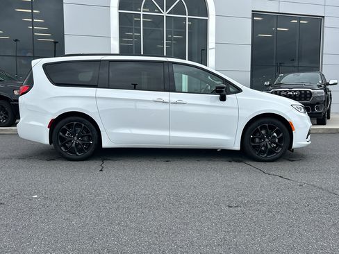 New 2026 Chrysler Pacifica Limited w/ S Appearance Package image 2