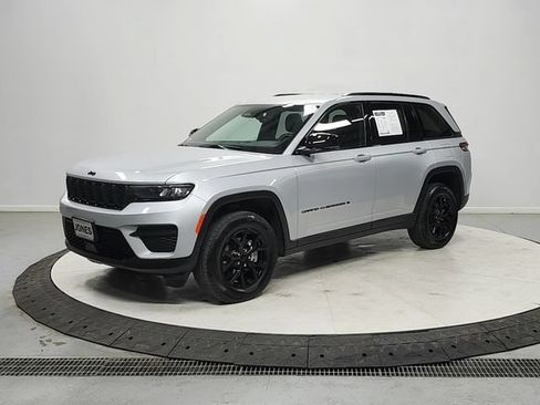 Used 2025 Jeep Grand Cherokee Altitude AWD/4WD image 3