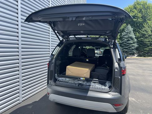 New 2025 Land Rover Discovery S image 33