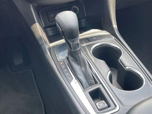 Used 2024 Chevrolet Equinox LT FWD image 32
