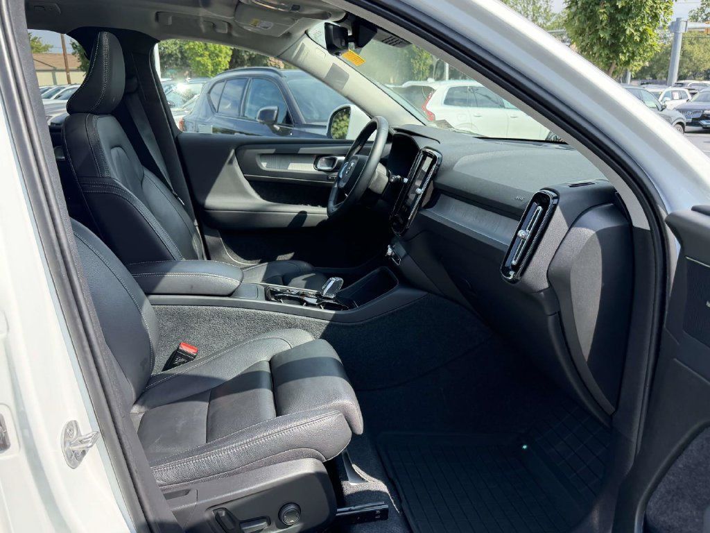 Used 2024 Volvo XC40 B5 Plus w/ Protection Package Premier AWD/4WD image 12