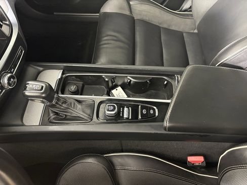 Used 2019 Volvo S60 T5 R-Design image 29