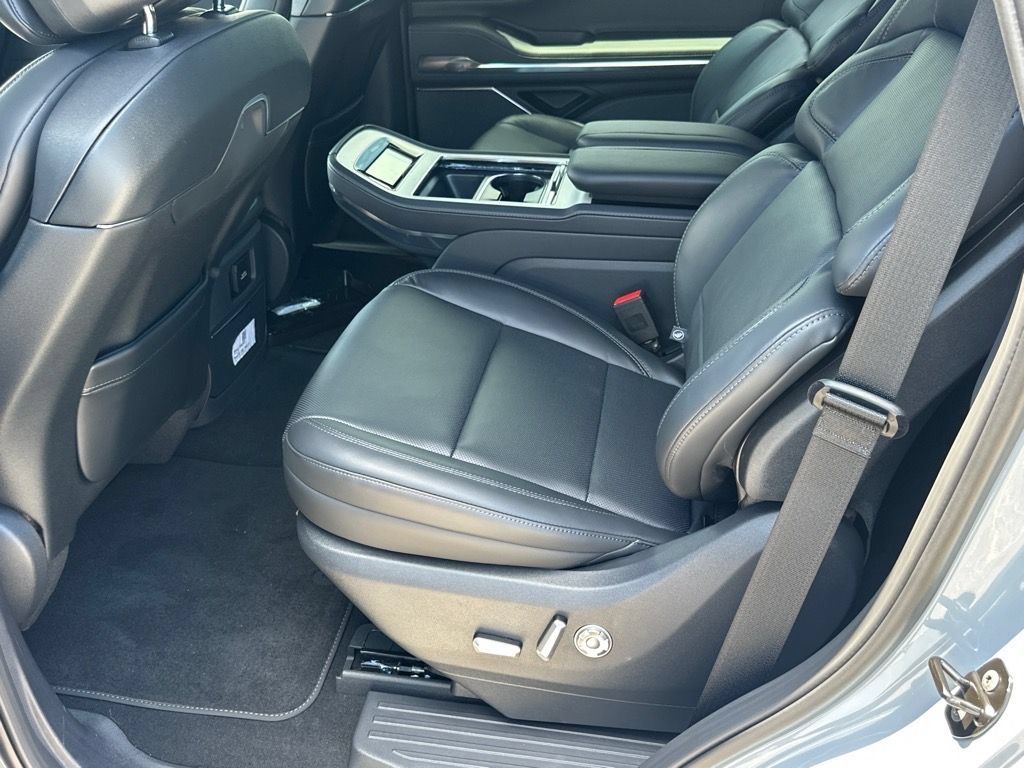 New 2025 Lincoln Navigator Reserve w/ Jet Appearance Package AWD/4WD image 12