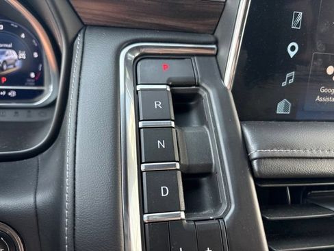 Used 2023 Chevrolet Suburban Z71 w/ Luxury Package AWD/4WD image 18