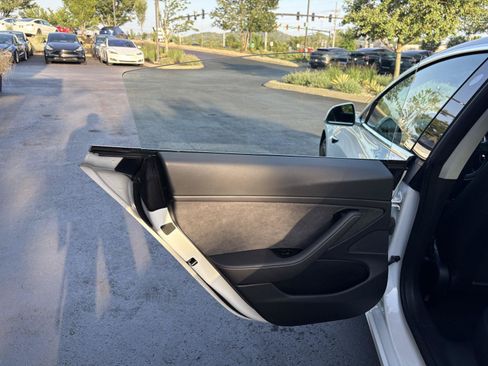 Used 2018 Tesla Model 3 Long Range RWD image 16