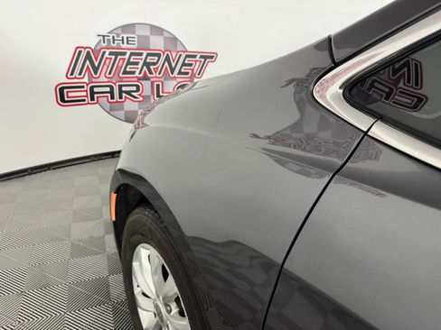 Used 2019 Chrysler Pacifica Touring-L FWD image 23